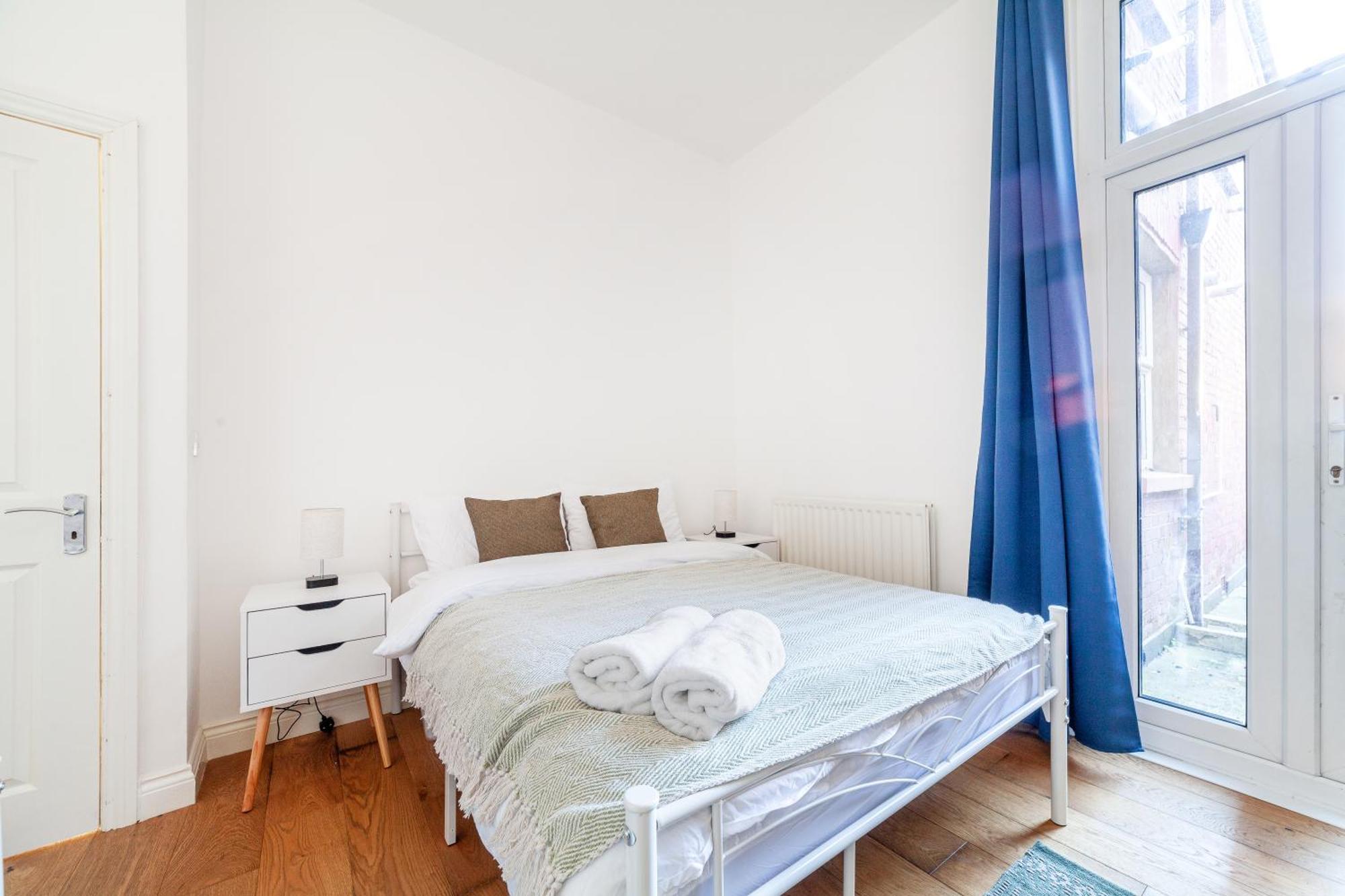 Sleek & Modern 2 Bd In - Sleeps 7 - Parking Apartment