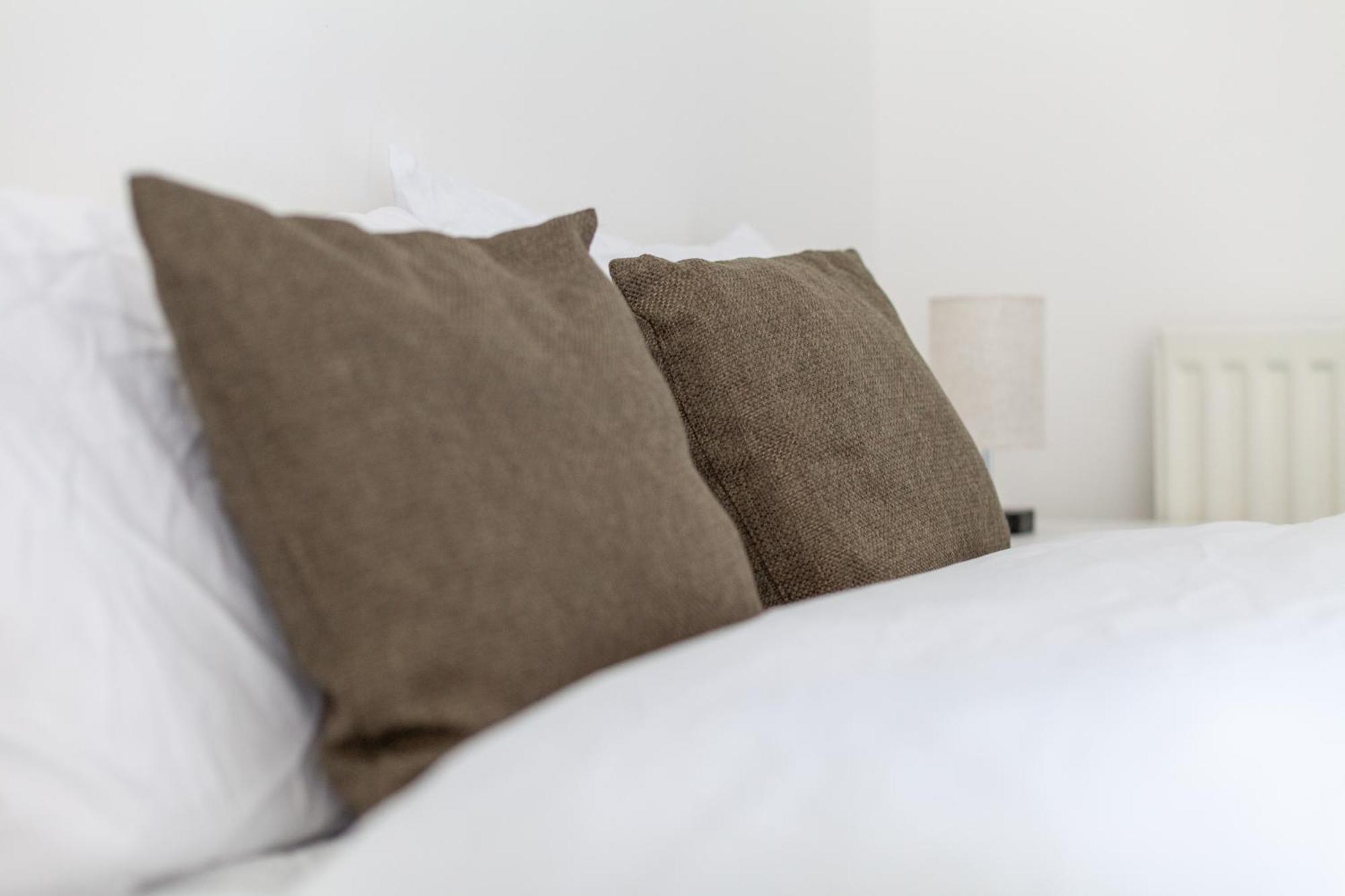 Apartment Sleek & Modern 2 Bd In - Sleeps 7 - Parking *