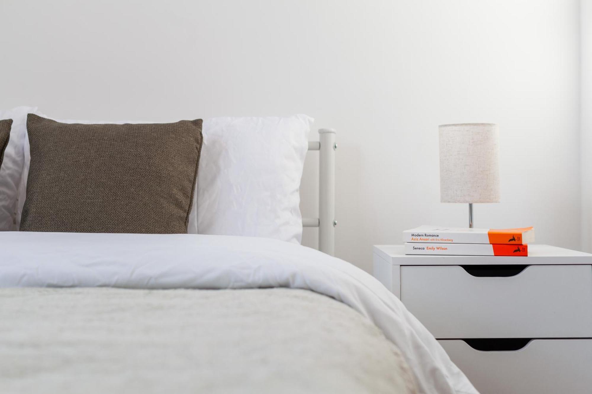 Sleek & Modern 2 Bd In - Sleeps 7 - Parking