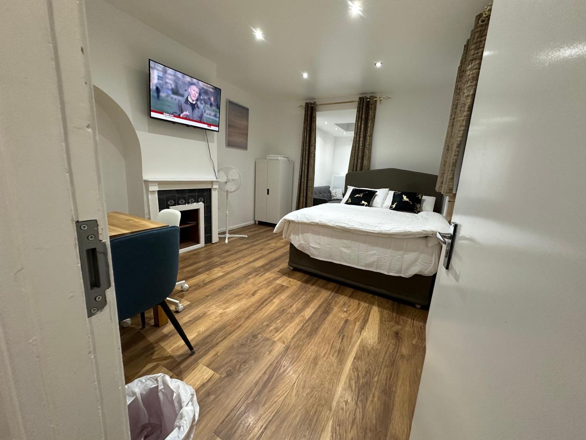 4th Flat With Private Own Bathroom A Luxury Family Setup And Furnished With Double Bed A Double Futon-sofa Bed A Single Futon Bed A Baby Cot And Garden And Free Parking Leilighet London