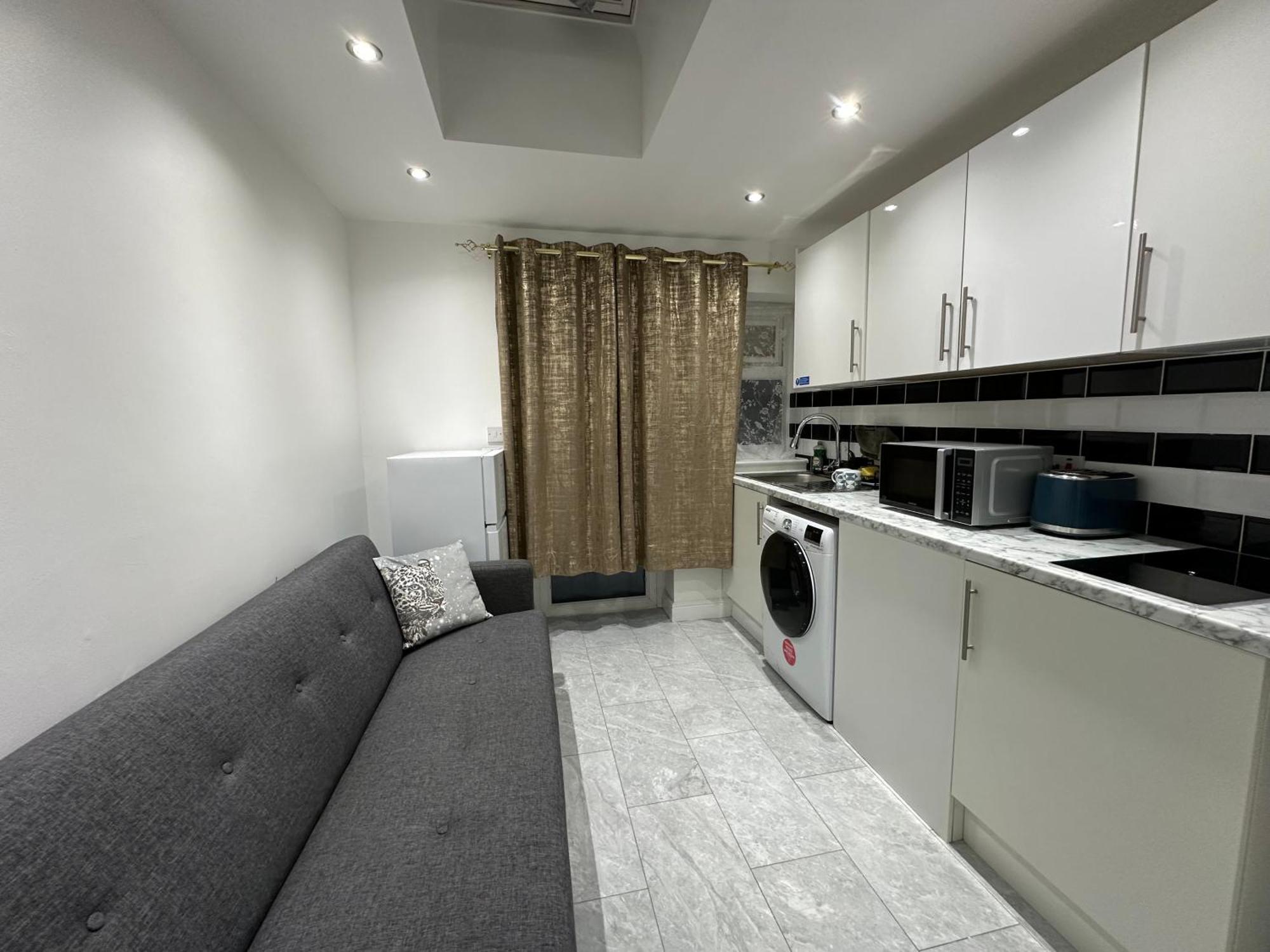 4th Flat With Private Own Bathroom A Luxury Family Setup And Furnished With Double Bed A Double Futon-sofa Bed A Single Futon Bed A Baby Cot And Garden And Free Parking Leilighet *