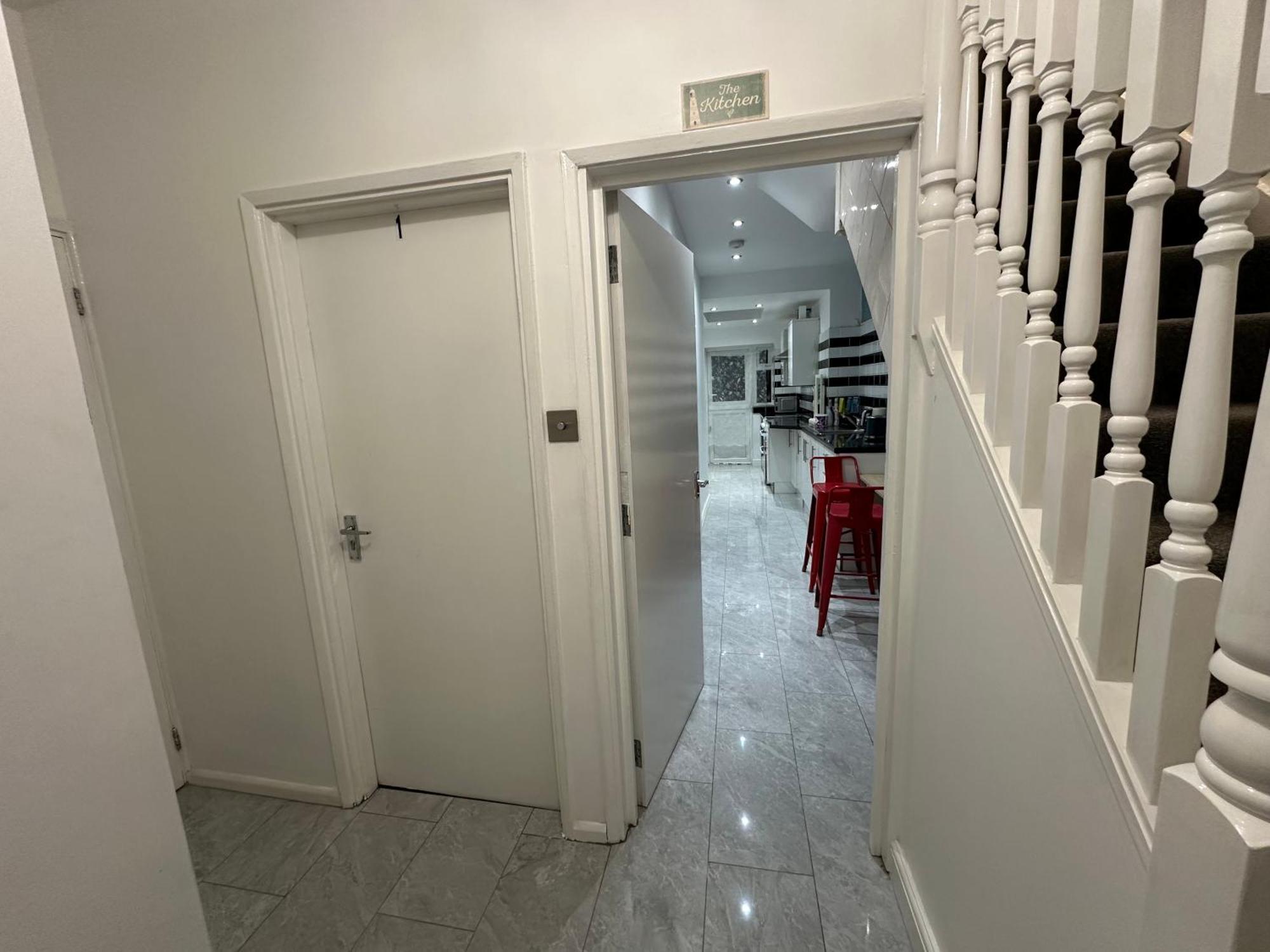 Leilighet 4th Flat With Private Own Bathroom A Luxury Family Setup And Furnished With Double Bed A Double Futon-sofa Bed A Single Futon Bed A Baby Cot And Garden And Free Parking *