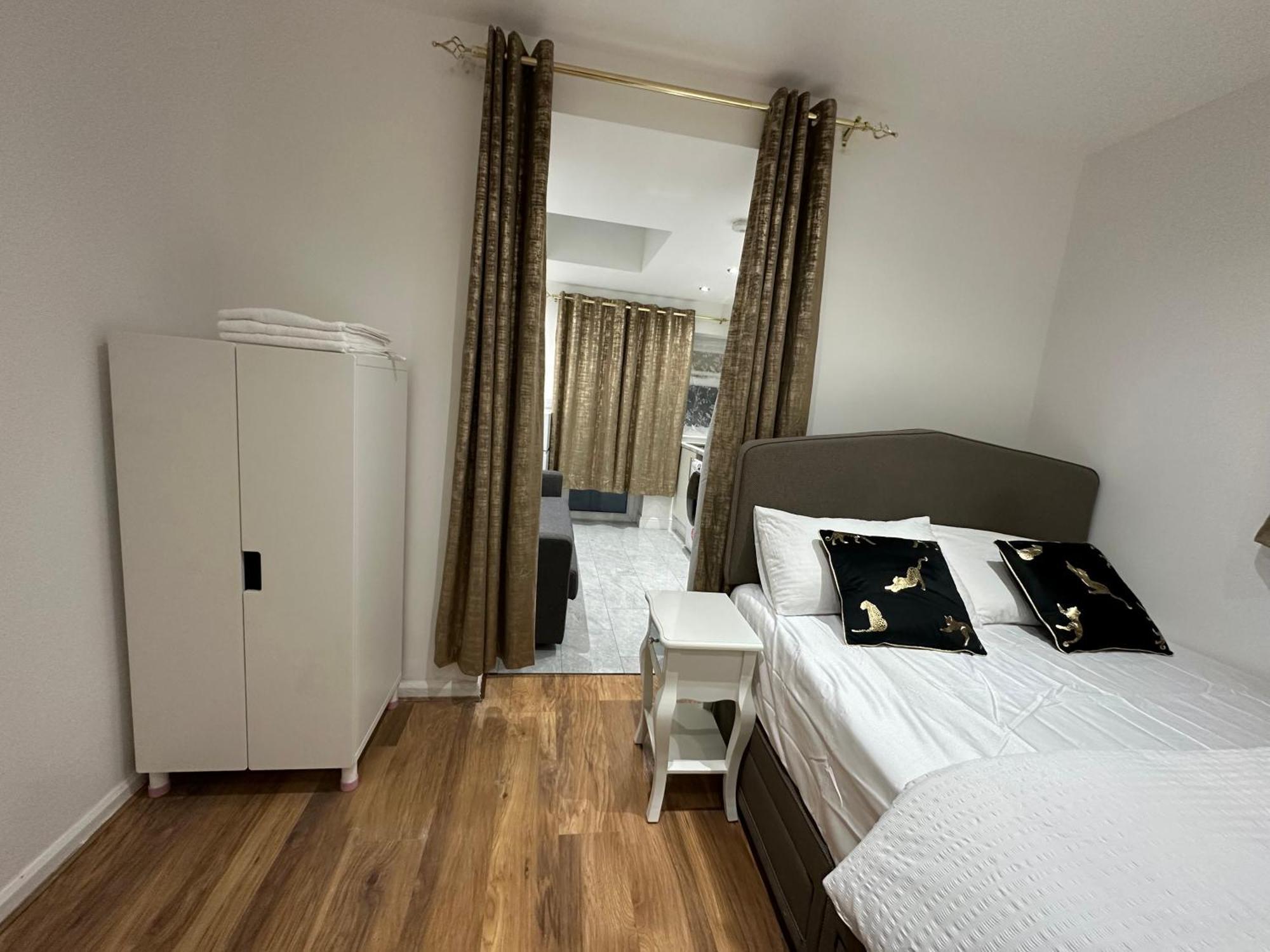 Leilighet 4th Flat With Private Own Bathroom A Luxury Family Setup And Furnished With Double Bed A Double Futon-sofa Bed A Single Futon Bed A Baby Cot And Garden And Free Parking London