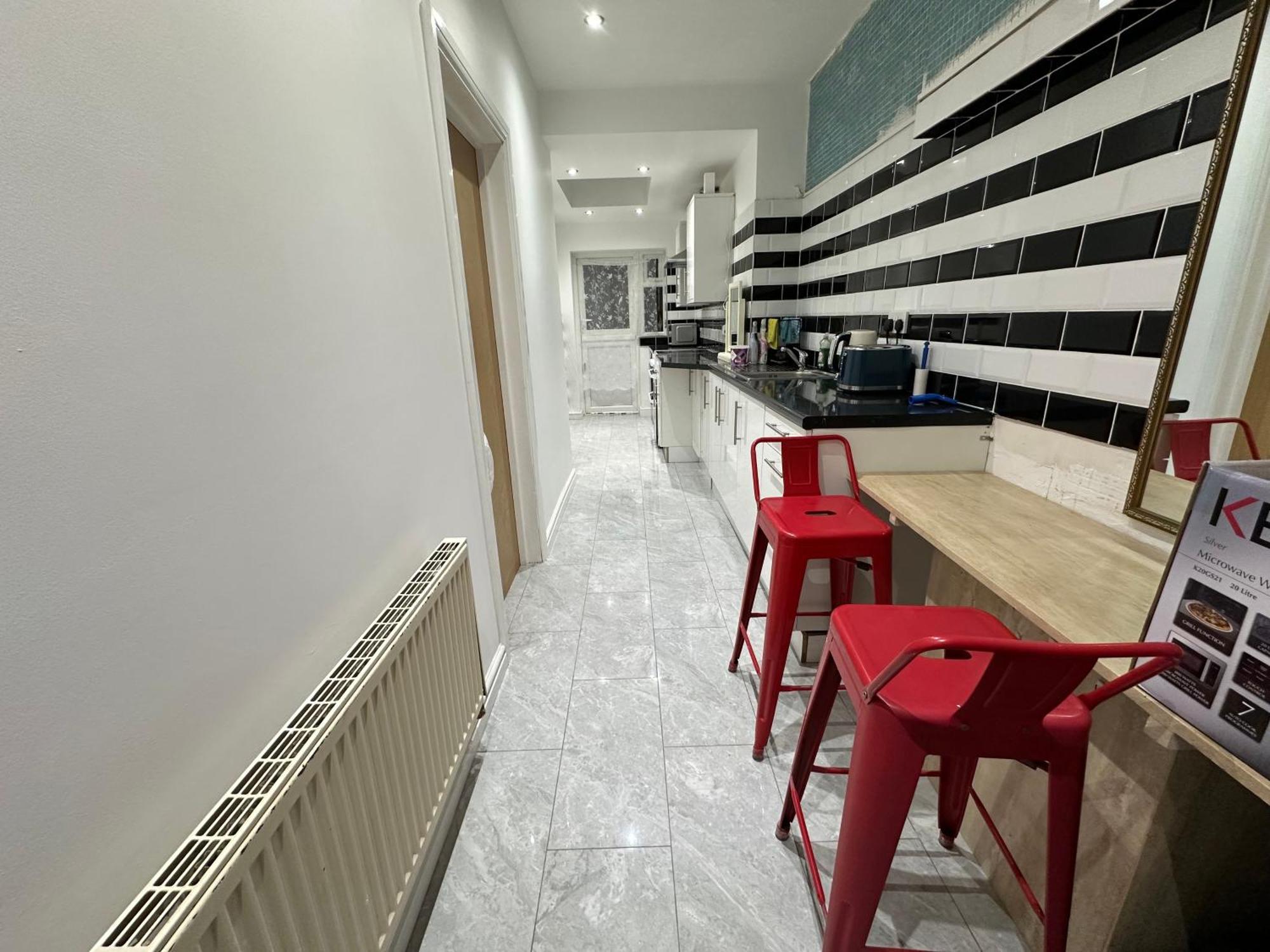 4th Flat With Private Own Bathroom A Luxury Family Setup And Furnished With Double Bed A Double Futon-sofa Bed A Single Futon Bed A Baby Cot And Garden And Free Parking Leilighet London