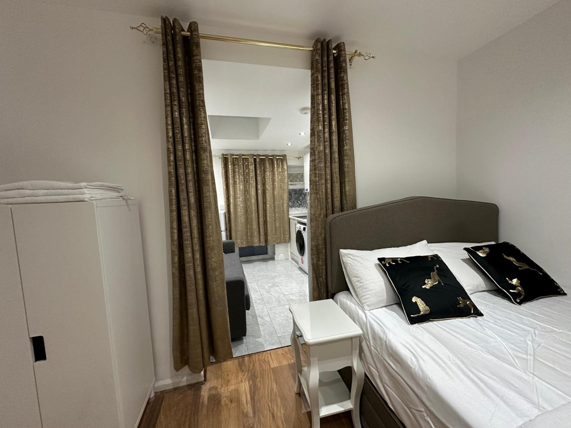 4th Flat With Private Own Bathroom A Luxury Family Setup And Furnished With Double Bed A Double Futon-sofa Bed A Single Futon Bed A Baby Cot And Garden And Free Parking Leilighet