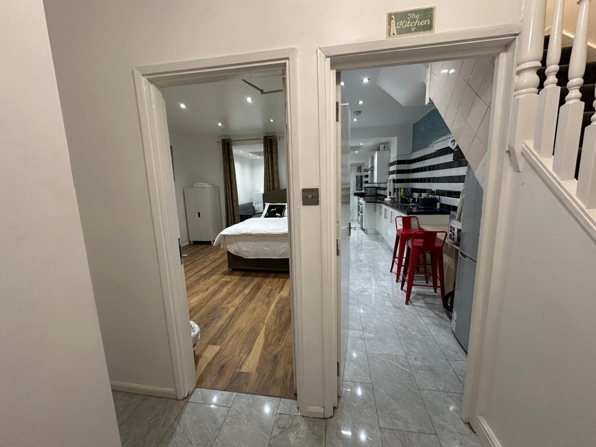 Leilighet 4th Flat With Private Own Bathroom A Luxury Family Setup And Furnished With Double Bed A Double Futon-sofa Bed A Single Futon Bed A Baby Cot And Garden And Free Parking London