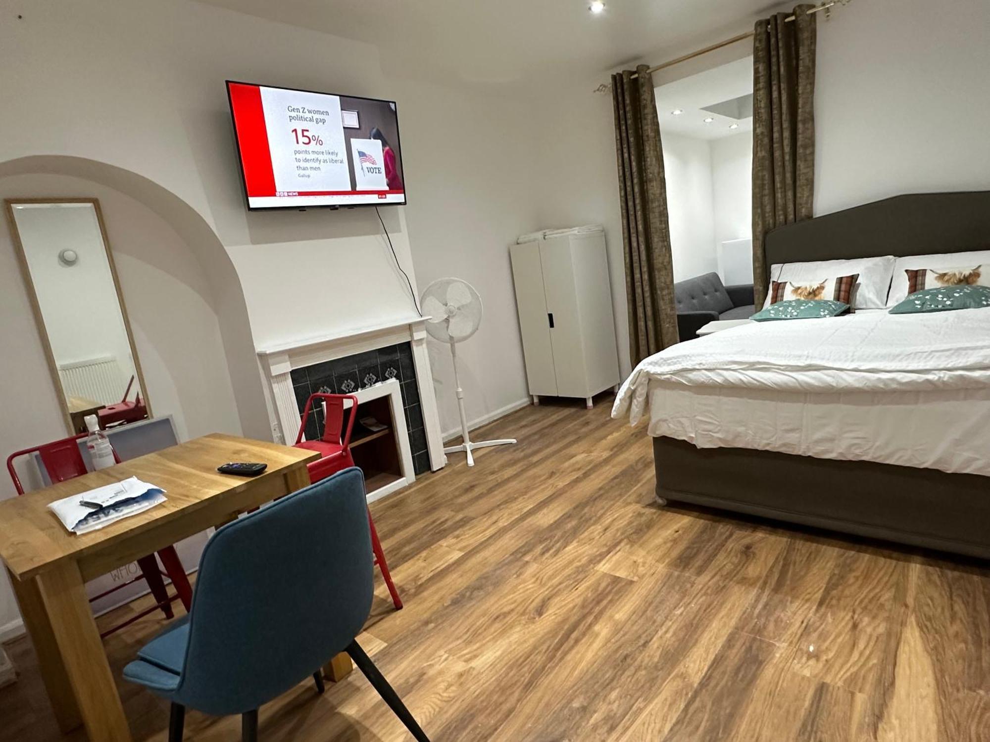 4th Flat With Private Own Bathroom A Luxury Family Setup And Furnished With Double Bed A Double Futon-sofa Bed A Single Futon Bed A Baby Cot And Garden And Free Parking Leilighet