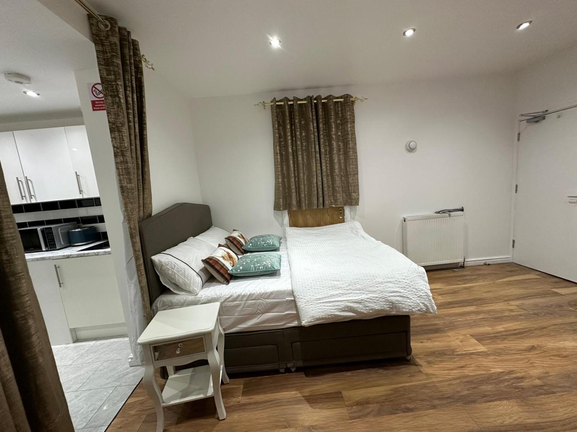 4th Flat With Private Own Bathroom A Luxury Family Setup And Furnished With Double Bed A Double Futon-sofa Bed A Single Futon Bed A Baby Cot And Garden And Free Parking Leilighet London
