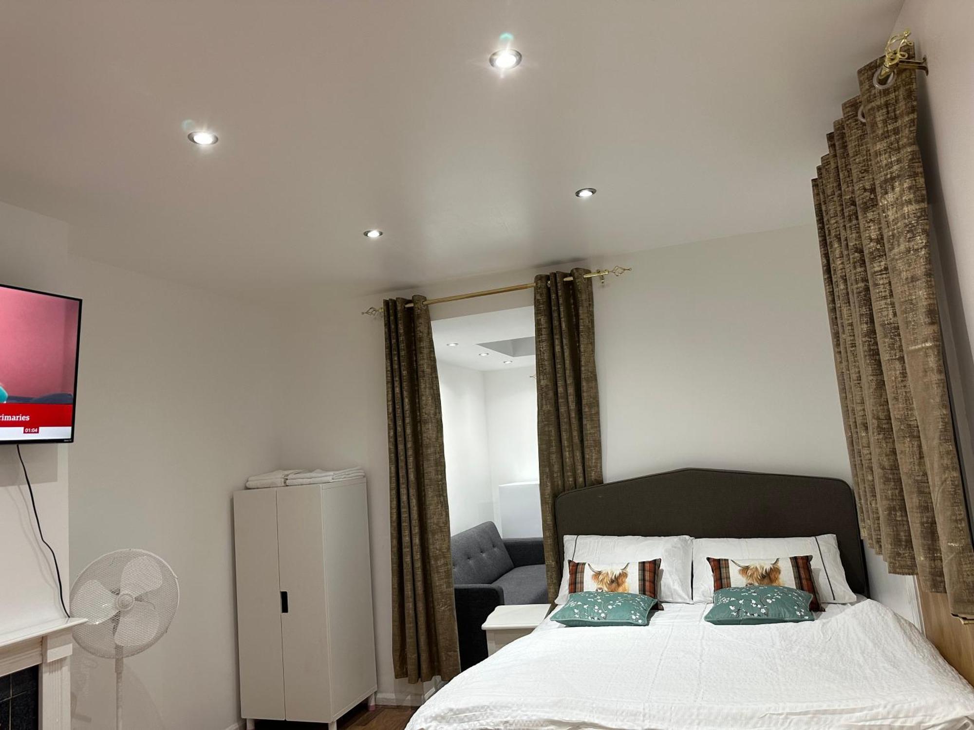 Leilighet 4th Flat With Private Own Bathroom A Luxury Family Setup And Furnished With Double Bed A Double Futon-sofa Bed A Single Futon Bed A Baby Cot And Garden And Free Parking *