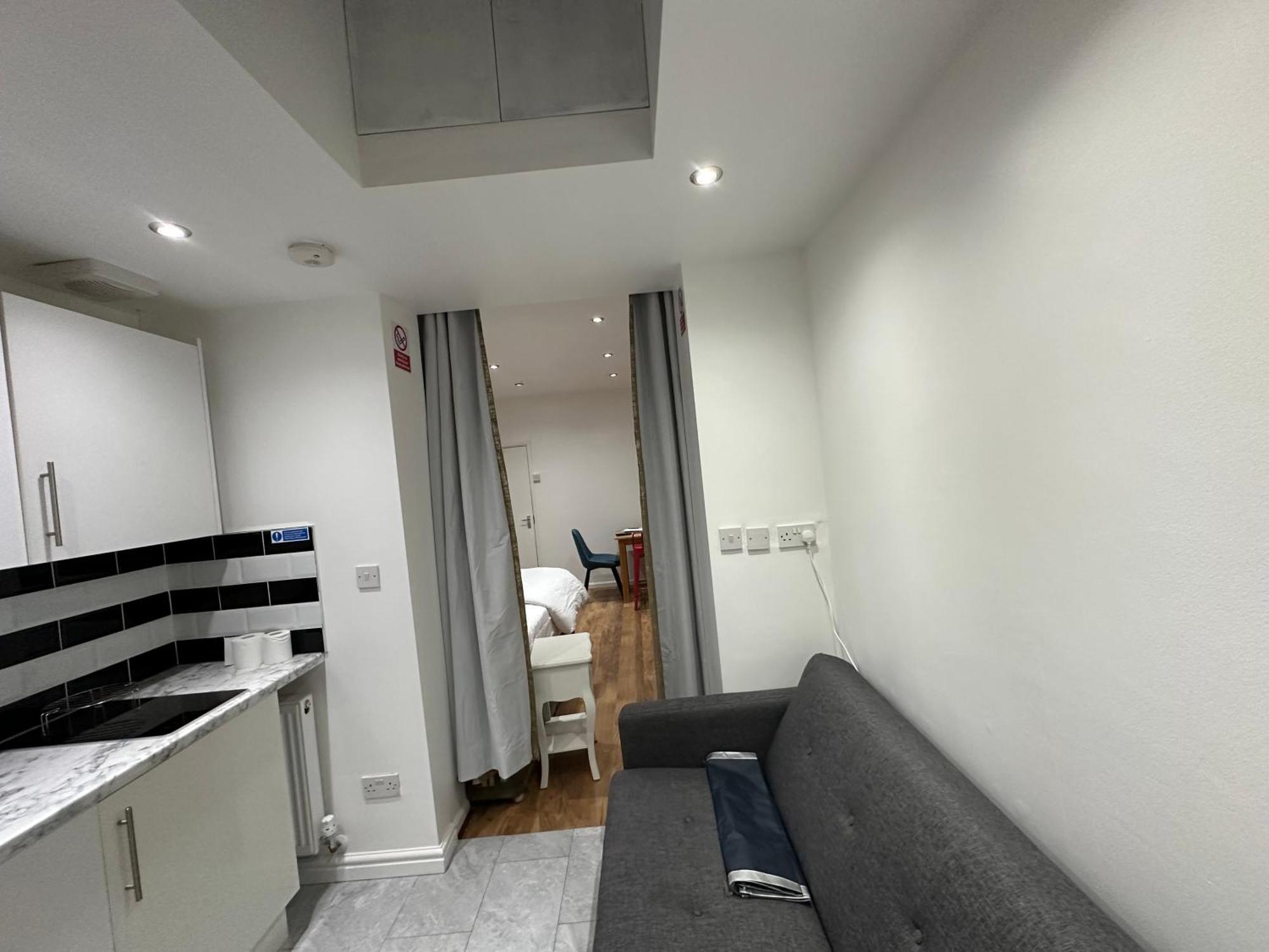 4th Flat With Private Own Bathroom A Luxury Family Setup And Furnished With Double Bed A Double Futon-sofa Bed A Single Futon Bed A Baby Cot And Garden And Free Parking Leilighet *