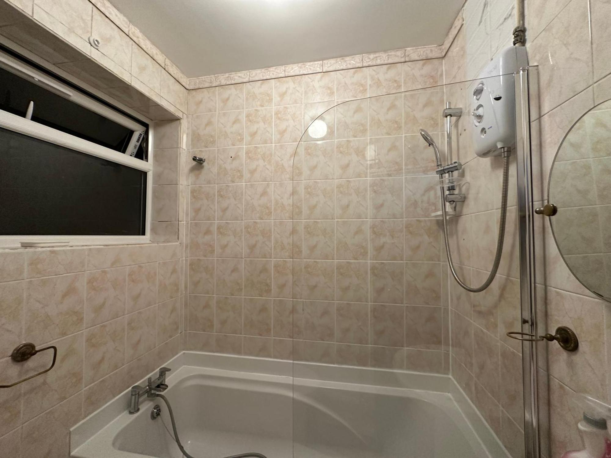 Leilighet 4th Flat With Private Own Bathroom A Luxury Family Setup And Furnished With Double Bed A Double Futon-sofa Bed A Single Futon Bed A Baby Cot And Garden And Free Parking London