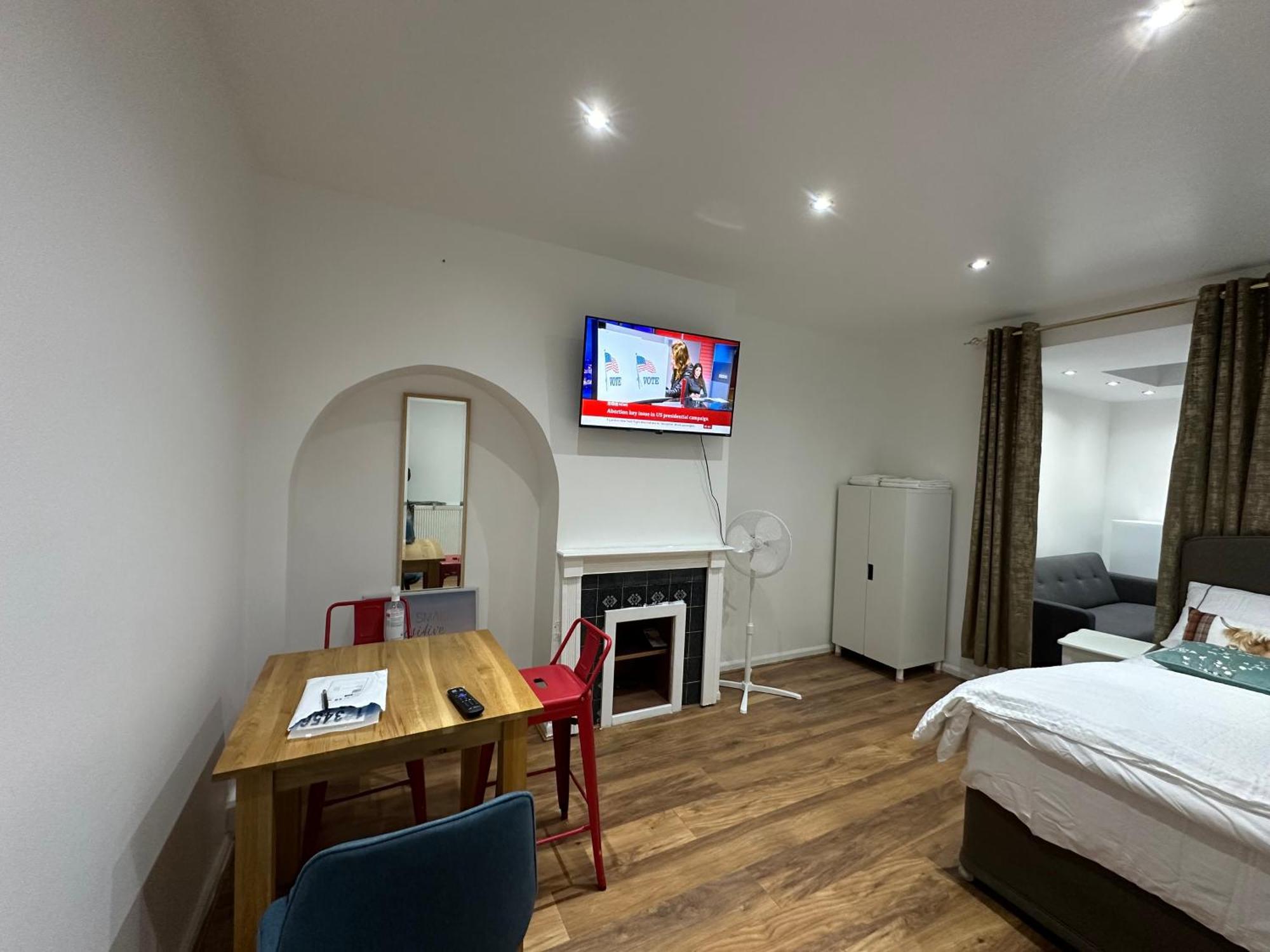 4th Flat With Private Own Bathroom A Luxury Family Setup And Furnished With Double Bed A Double Futon-sofa Bed A Single Futon Bed A Baby Cot And Garden And Free Parking Leilighet London