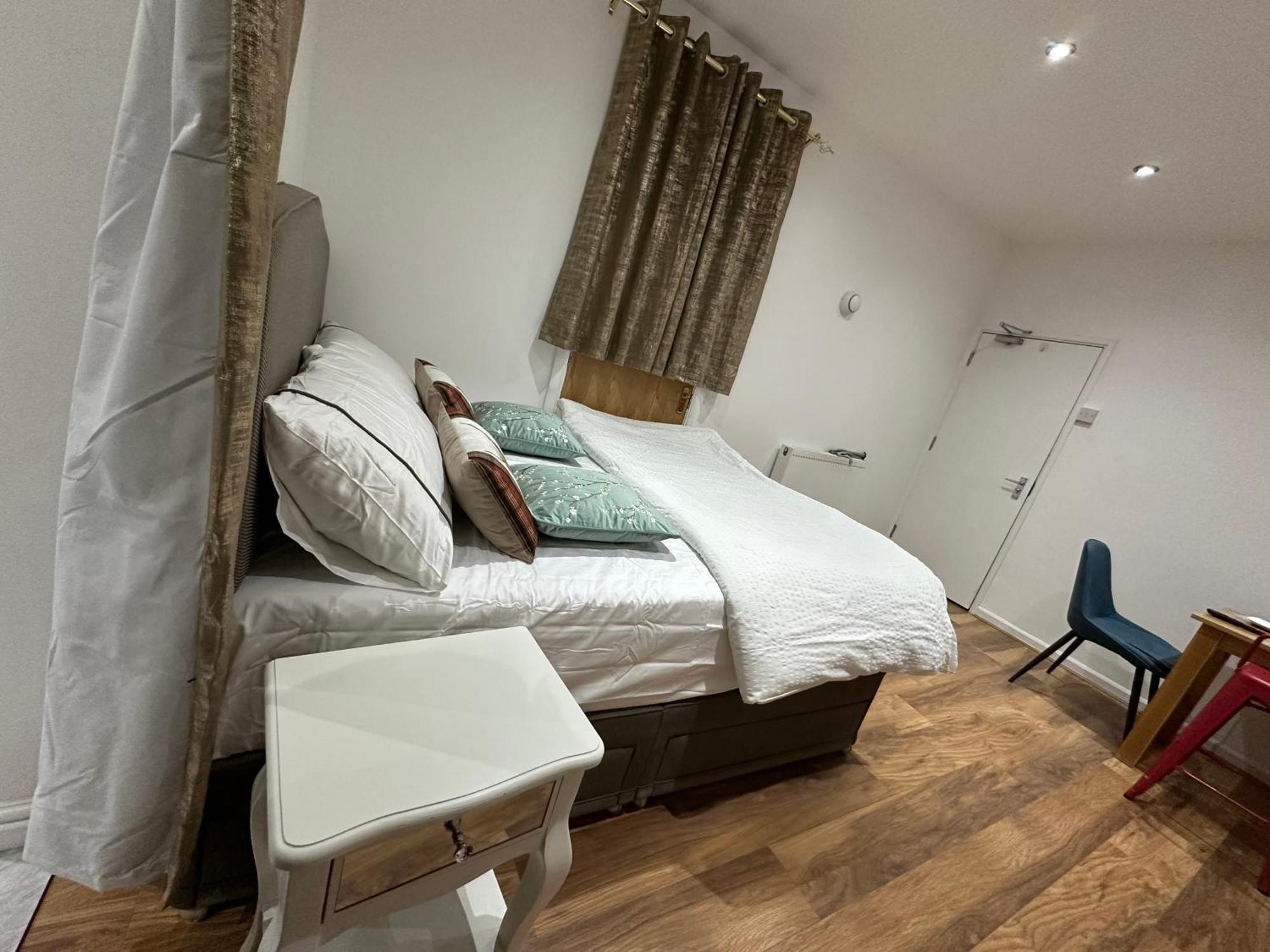 Leilighet 4th Flat With Private Own Bathroom A Luxury Family Setup And Furnished With Double Bed A Double Futon-sofa Bed A Single Futon Bed A Baby Cot And Garden And Free Parking London