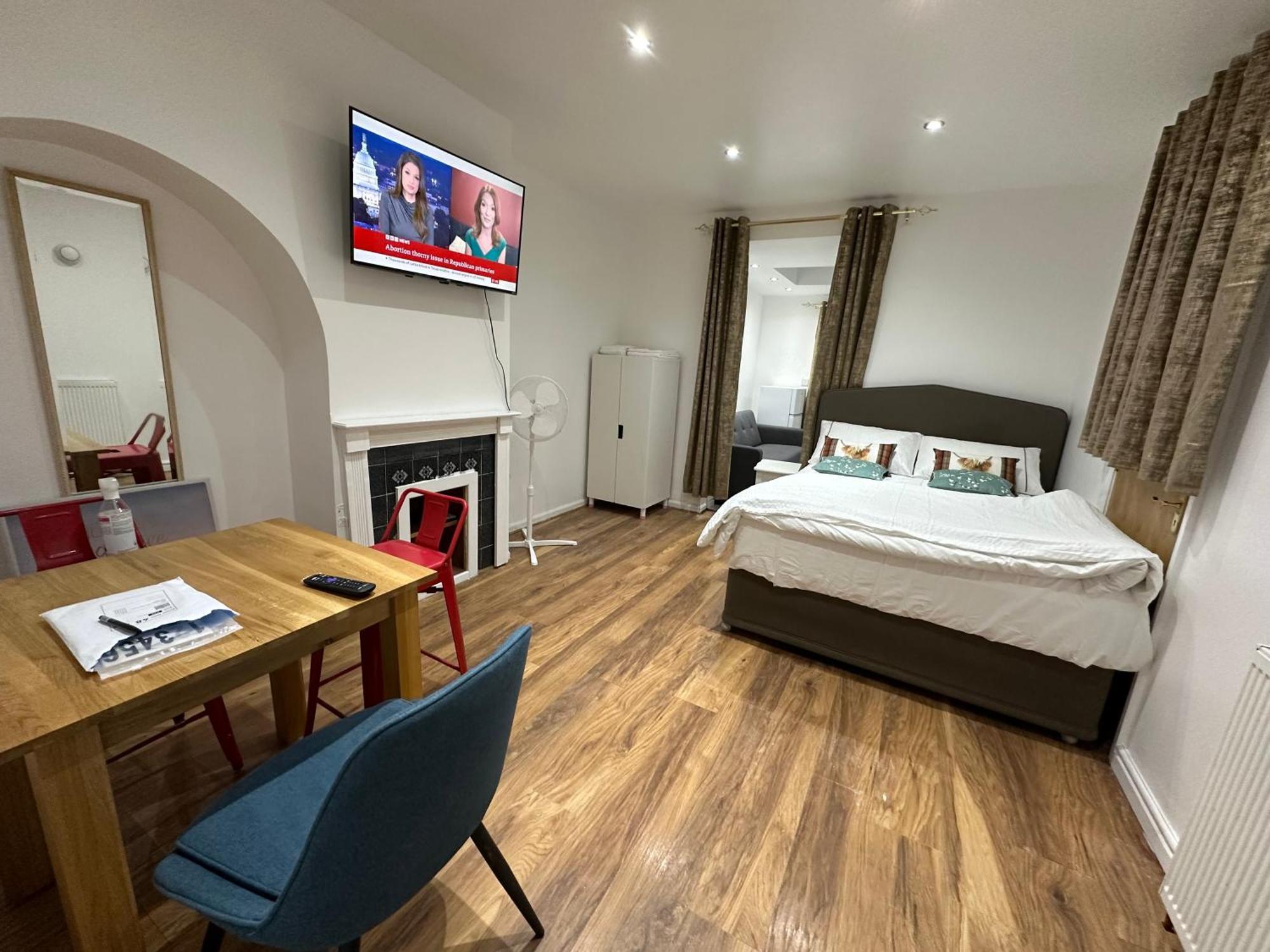 Leilighet 4th Flat With Private Own Bathroom A Luxury Family Setup And Furnished With Double Bed A Double Futon-sofa Bed A Single Futon Bed A Baby Cot And Garden And Free Parking
