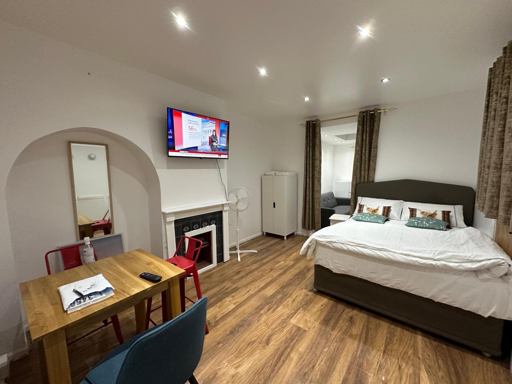 Leilighet 4th Flat With Private Own Bathroom A Luxury Family Setup And Furnished With Double Bed A Double Futon-sofa Bed A Single Futon Bed A Baby Cot And Garden And Free Parking *