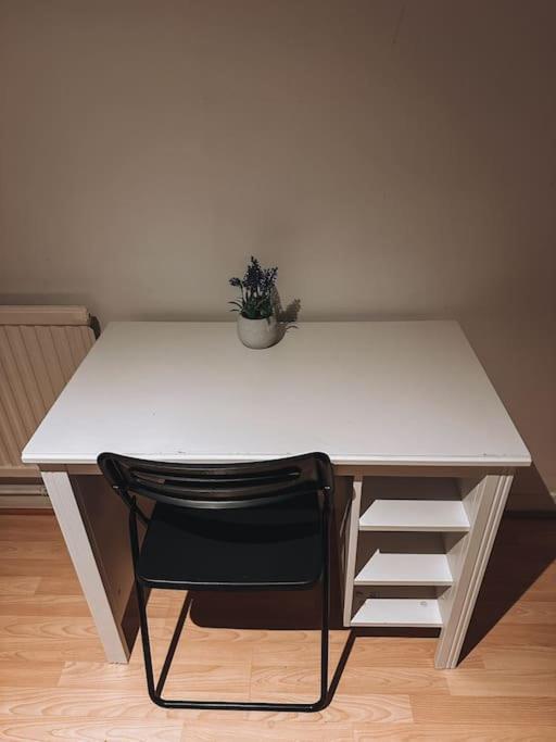 Spacious 3 Bedroom Flat In Stockwell Apartment *