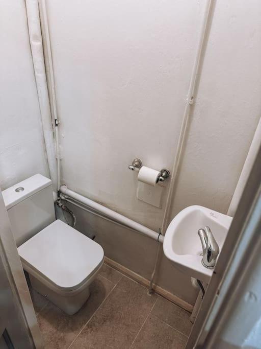 Spacious 3 Bedroom Flat In Stockwell Apartment *