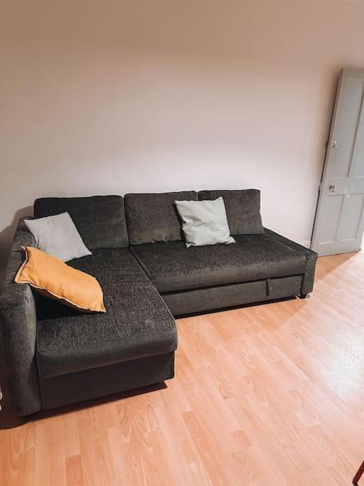 Spacious 3 Bedroom Flat In Stockwell Apartment