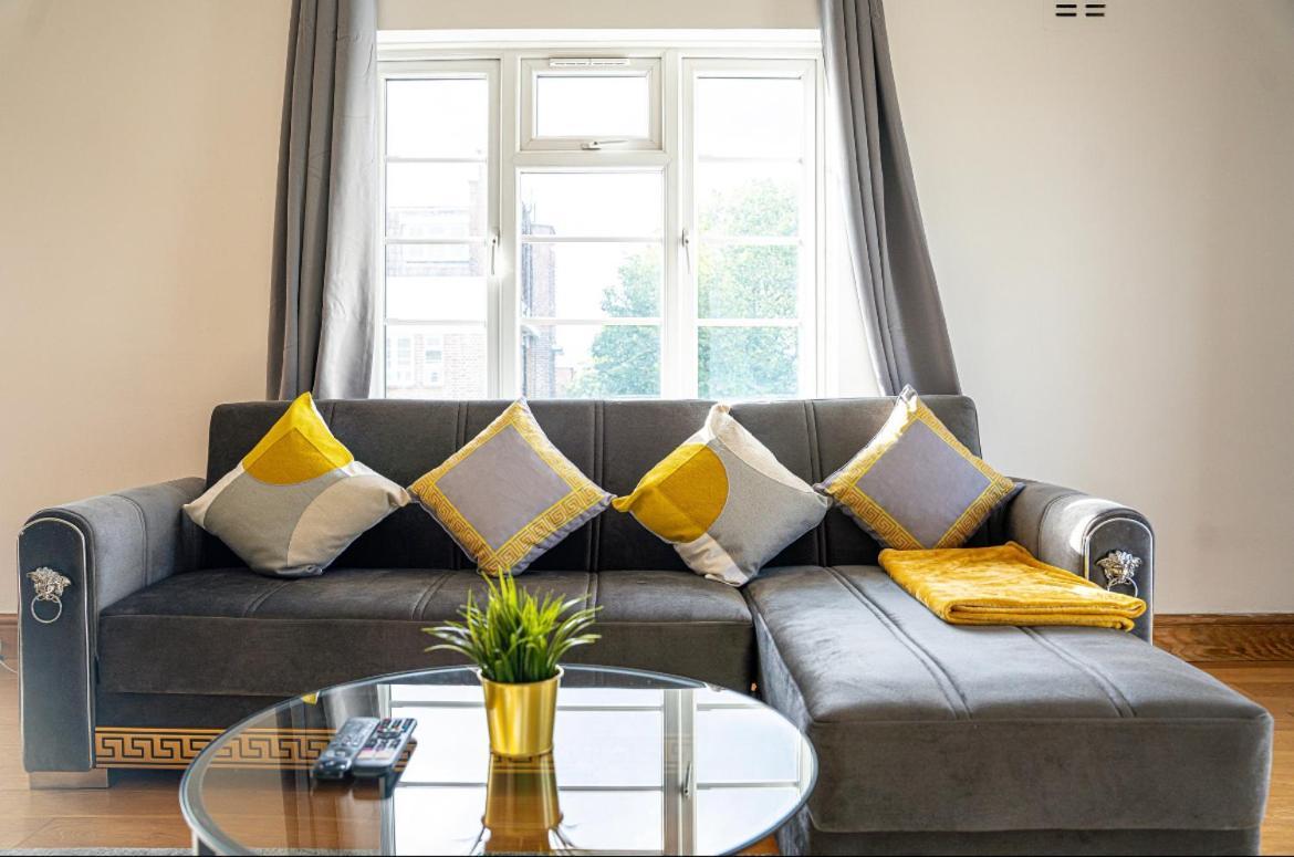 Apartment Away From - Spacious 3 Bed *