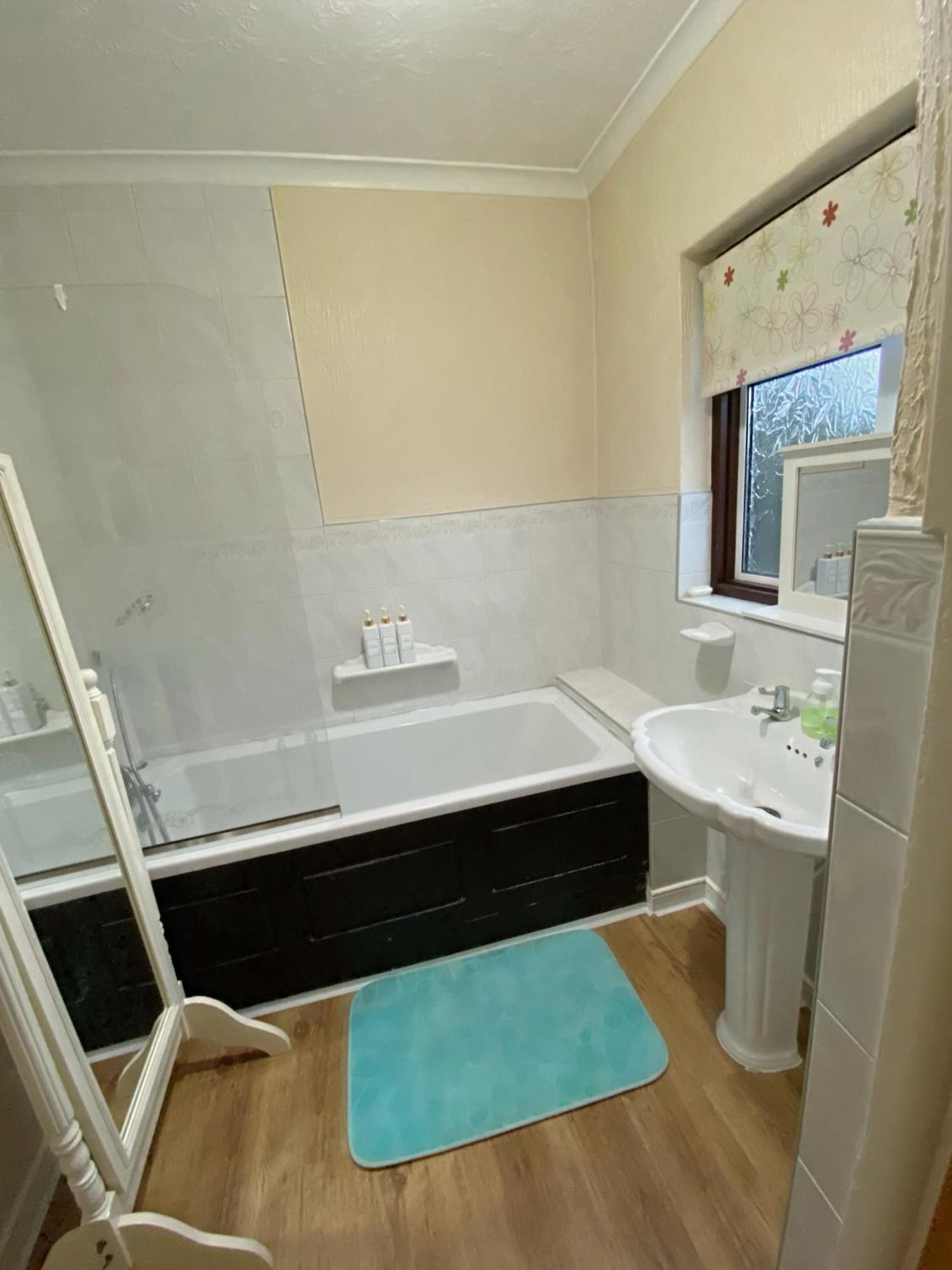 Holiday home Barking House Sleeps 12 - Parking - Train Tube - Airport London