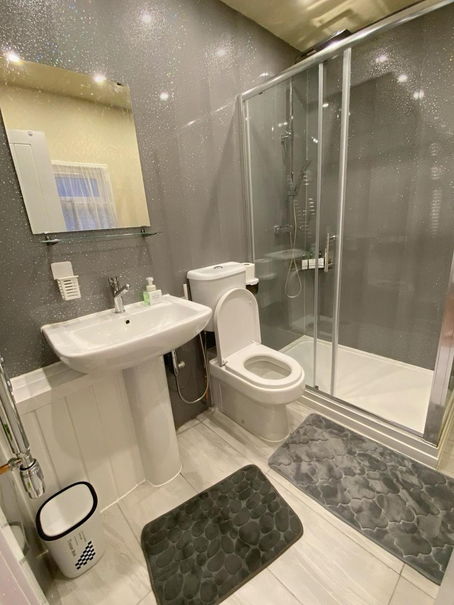 Barking House Sleeps 12 - Parking - Train Tube - Airport Holiday home London