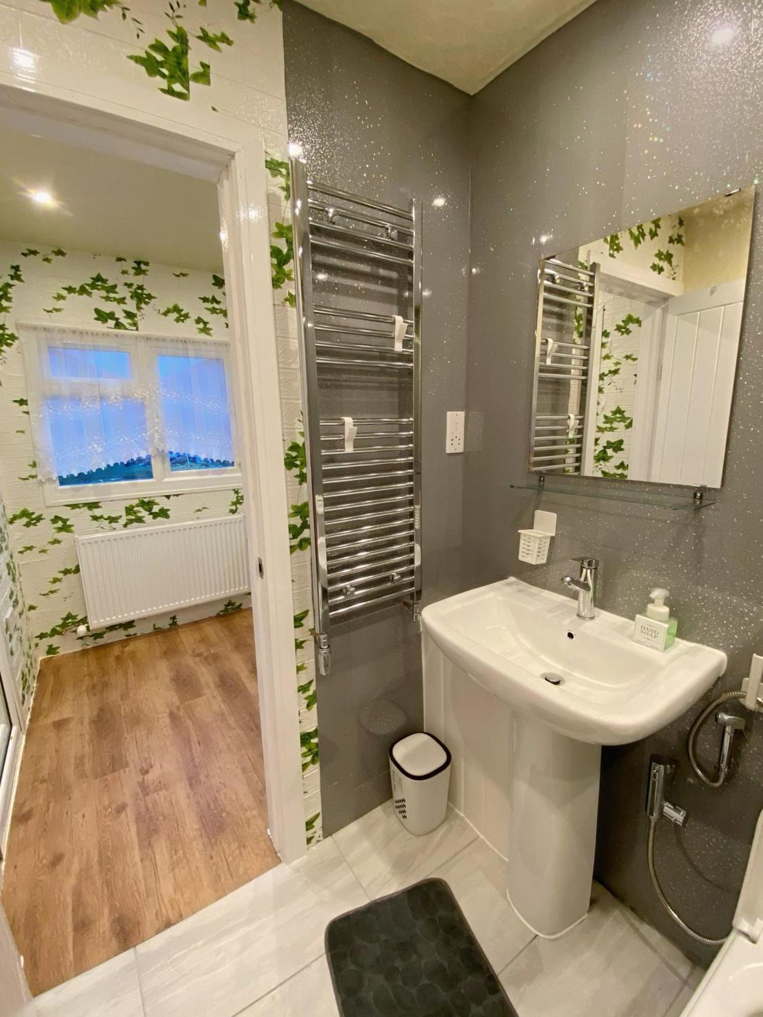 Barking House Sleeps 12 - Parking - Train Tube - Airport *