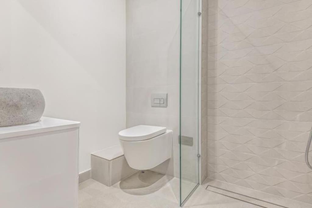 Modern Majesty 3 Bed 3 Bath House In Holiday home *