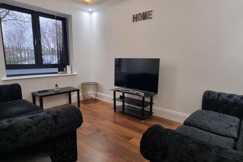 Modern Majesty 3 Bed 3 Bath House In * London
