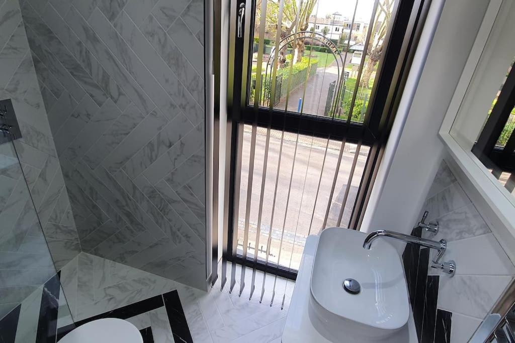 Modern Majesty 3 Bed 3 Bath House In Holiday home London