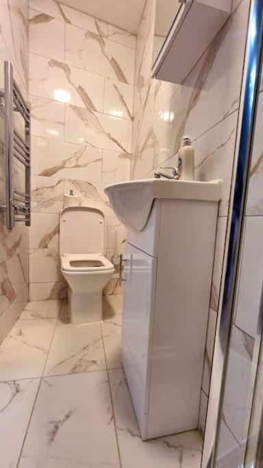 Brand New Collection Of Close To Tube Station Apartment London