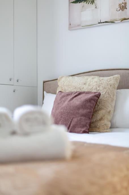 Modern 1-bed With 3 Minute Walk To Tube Station. Apartamento *