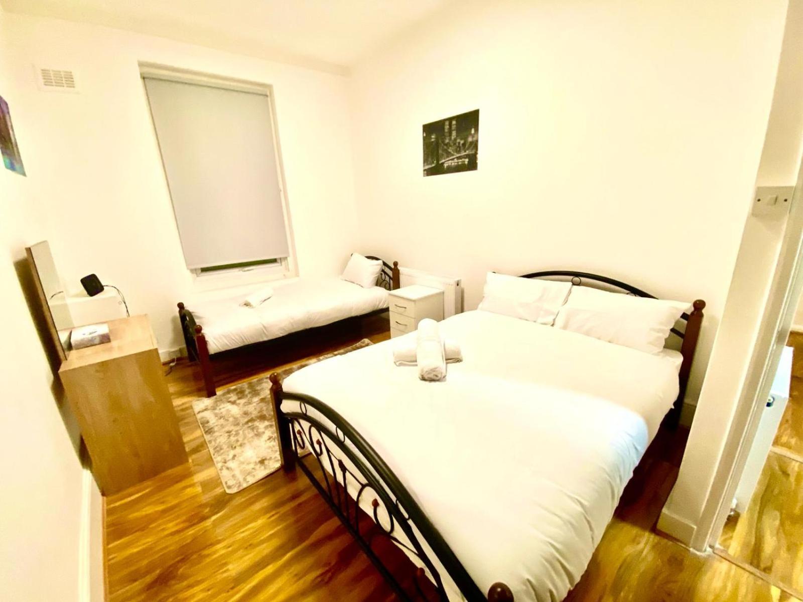 Beautiful Two Bedroom Flat With Free Car Park In Apartment