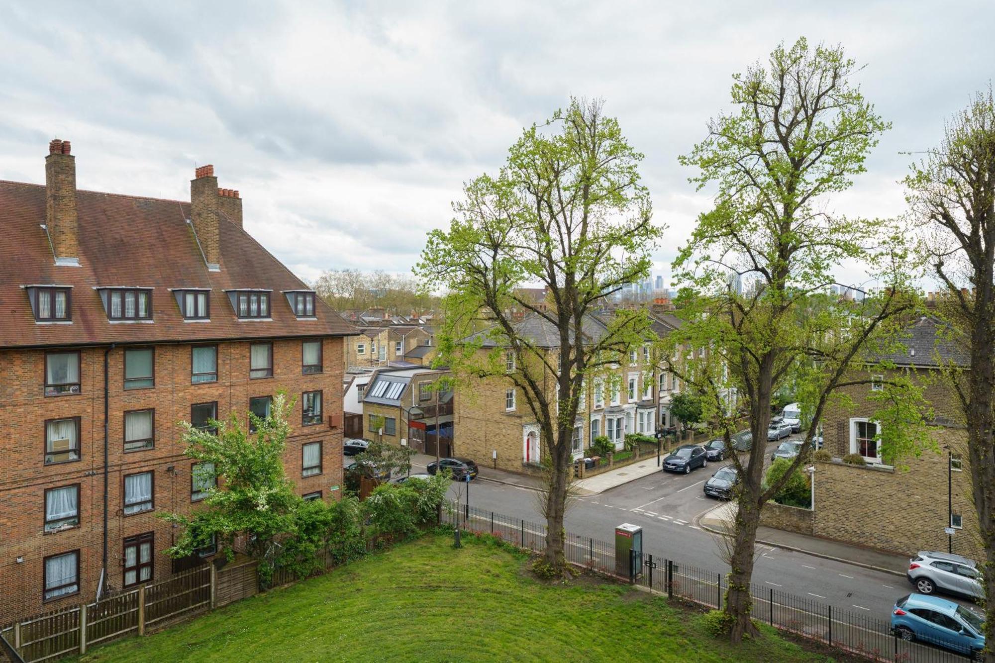 Lovely In Victoria Park Village