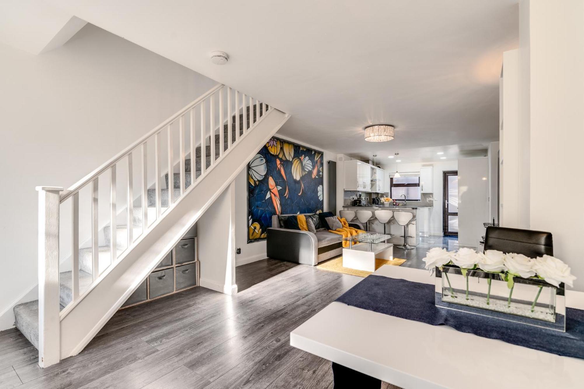 Livestay - Stylish 3-bed Gem In Trendy E1 Apartment London