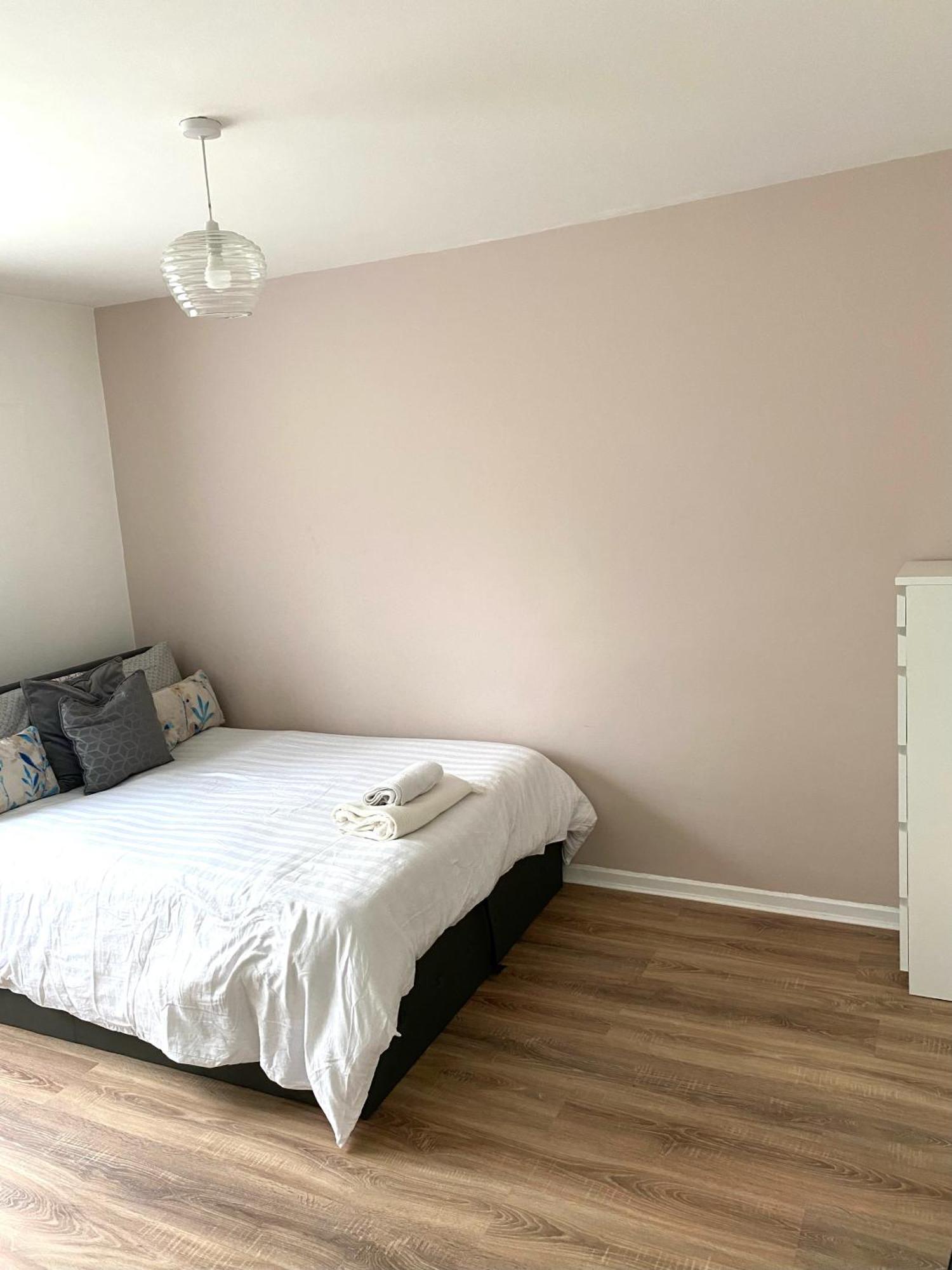 A Cosy Chic Flat In Clapton Apartment *