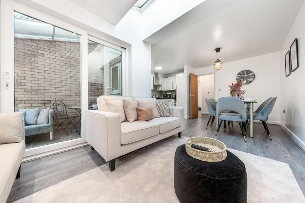 4 Beds - Tooting - 20 Min To - Free Parking Сasa de vacaciones *