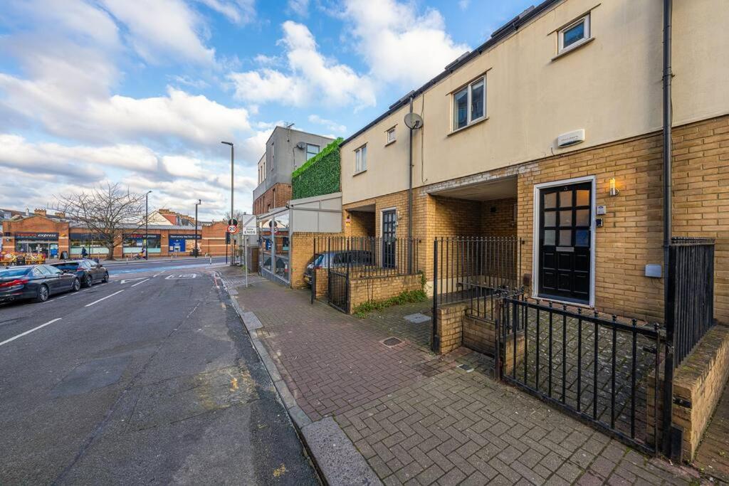 4 Beds - Tooting - 20 Min To - Free Parking Сasa de vacaciones Londres