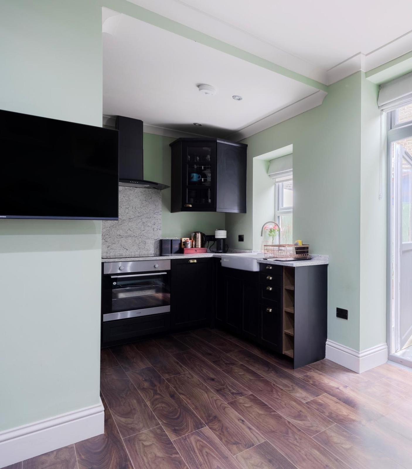 Stylish 2 Bedrooms Flat Sleeps 6 & Garden Zone 2 Cls Leilighet *