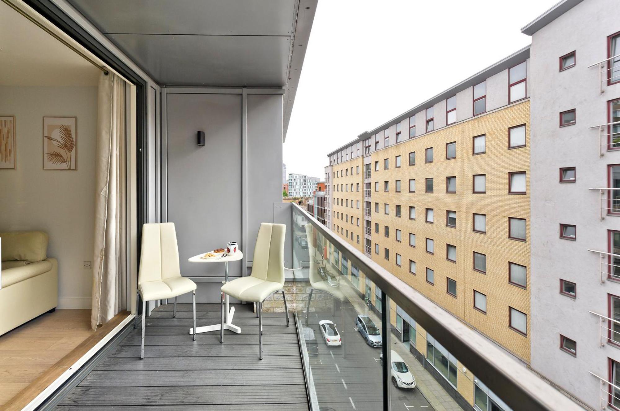 Spacious Flat Near South Bank By Underthedoormat Apartment