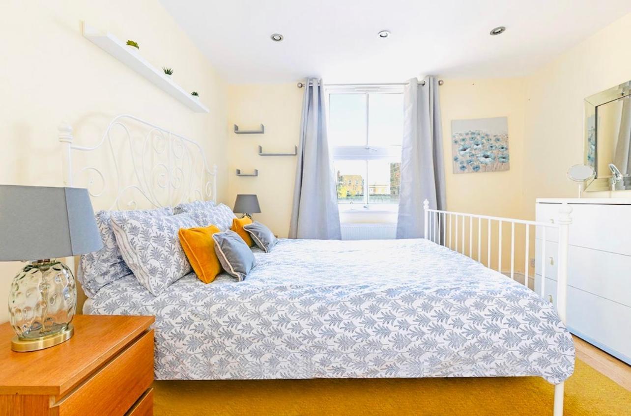 Apartment Charming Apartment, Sleeps 4- 15 Mins To