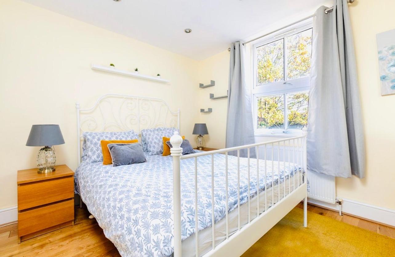Charming Apartment, Sleeps 4- 15 Mins To * London