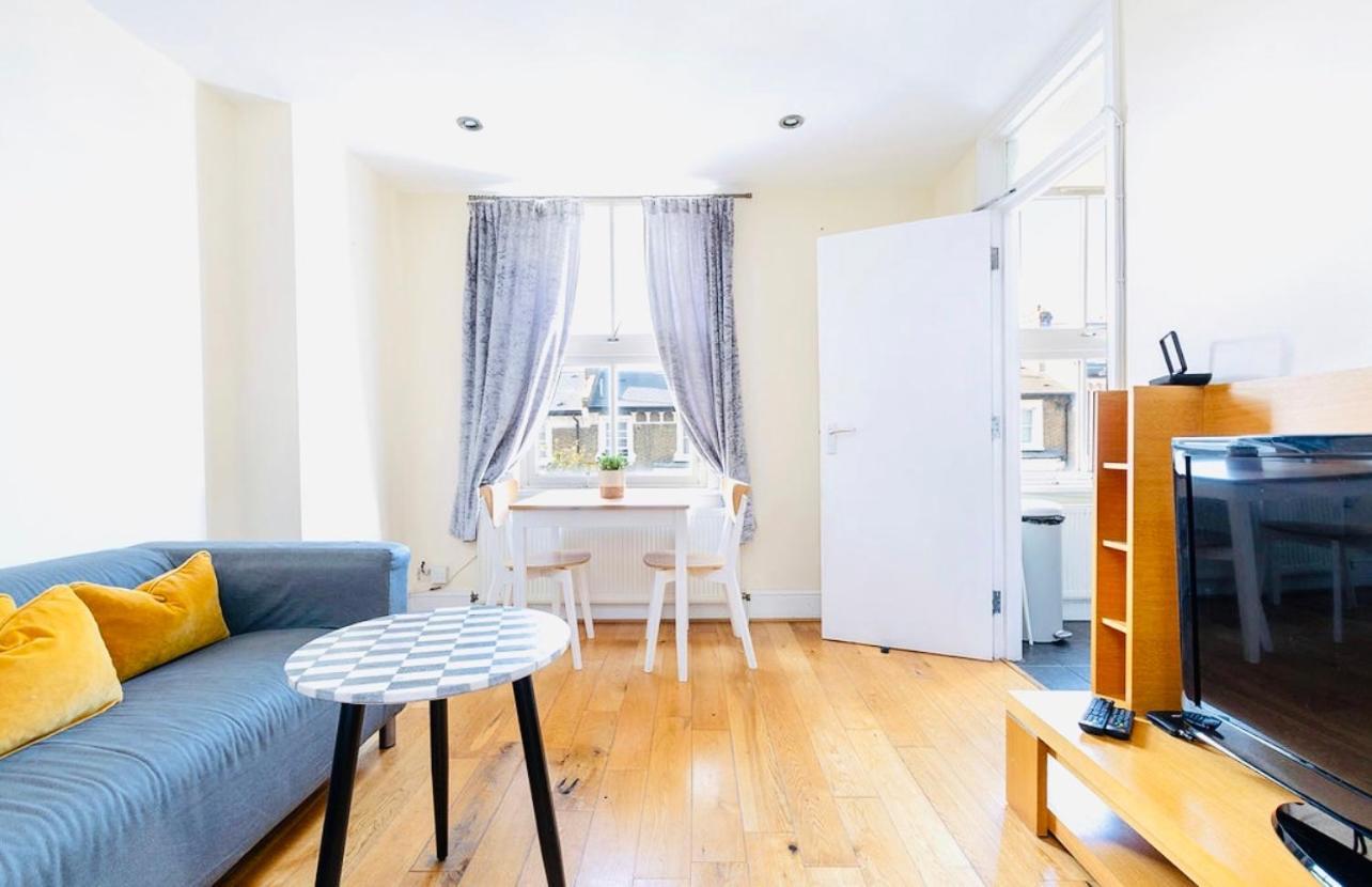Apartment Charming Apartment, Sleeps 4- 15 Mins To