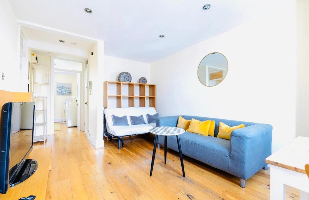 Charming Apartment, Sleeps 4- 15 Mins To London