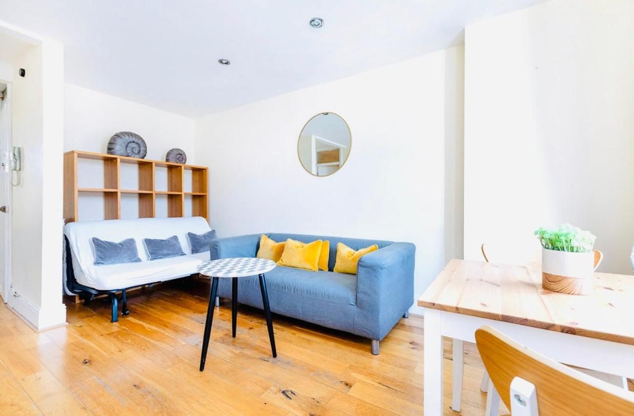 Charming Apartment, Sleeps 4- 15 Mins To