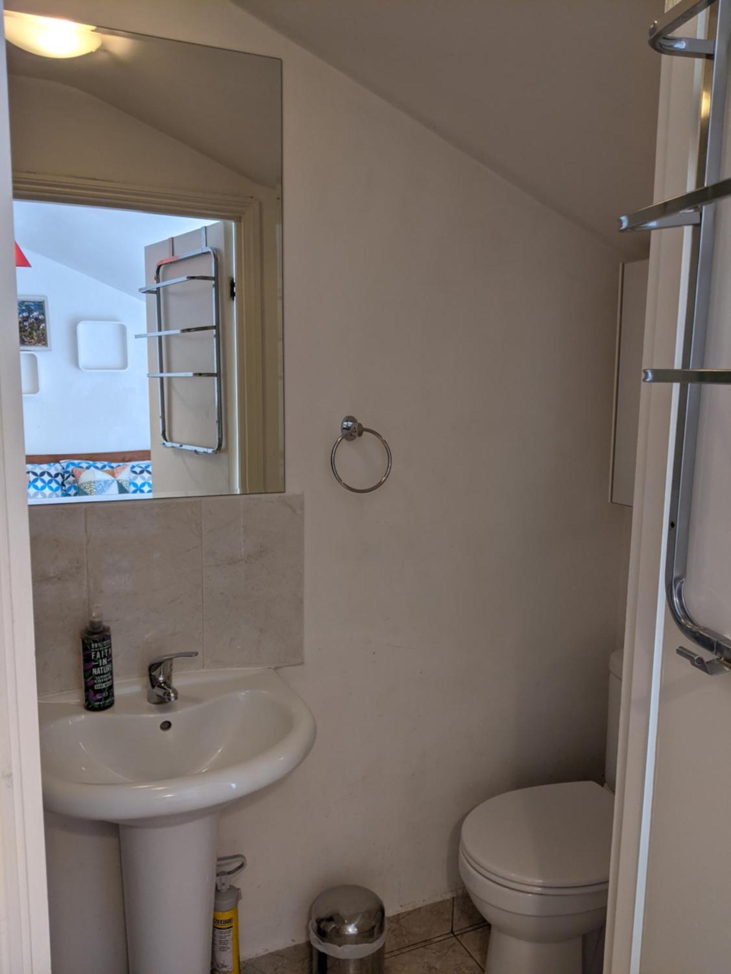 And Peaceful With Your Own Bathroom Privat overnatting *