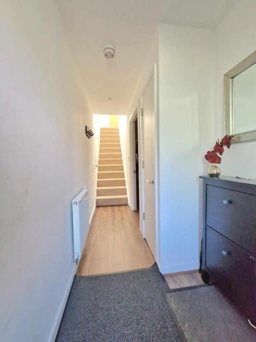 Explore London: 2 Bedroom House In Wood Holiday home *