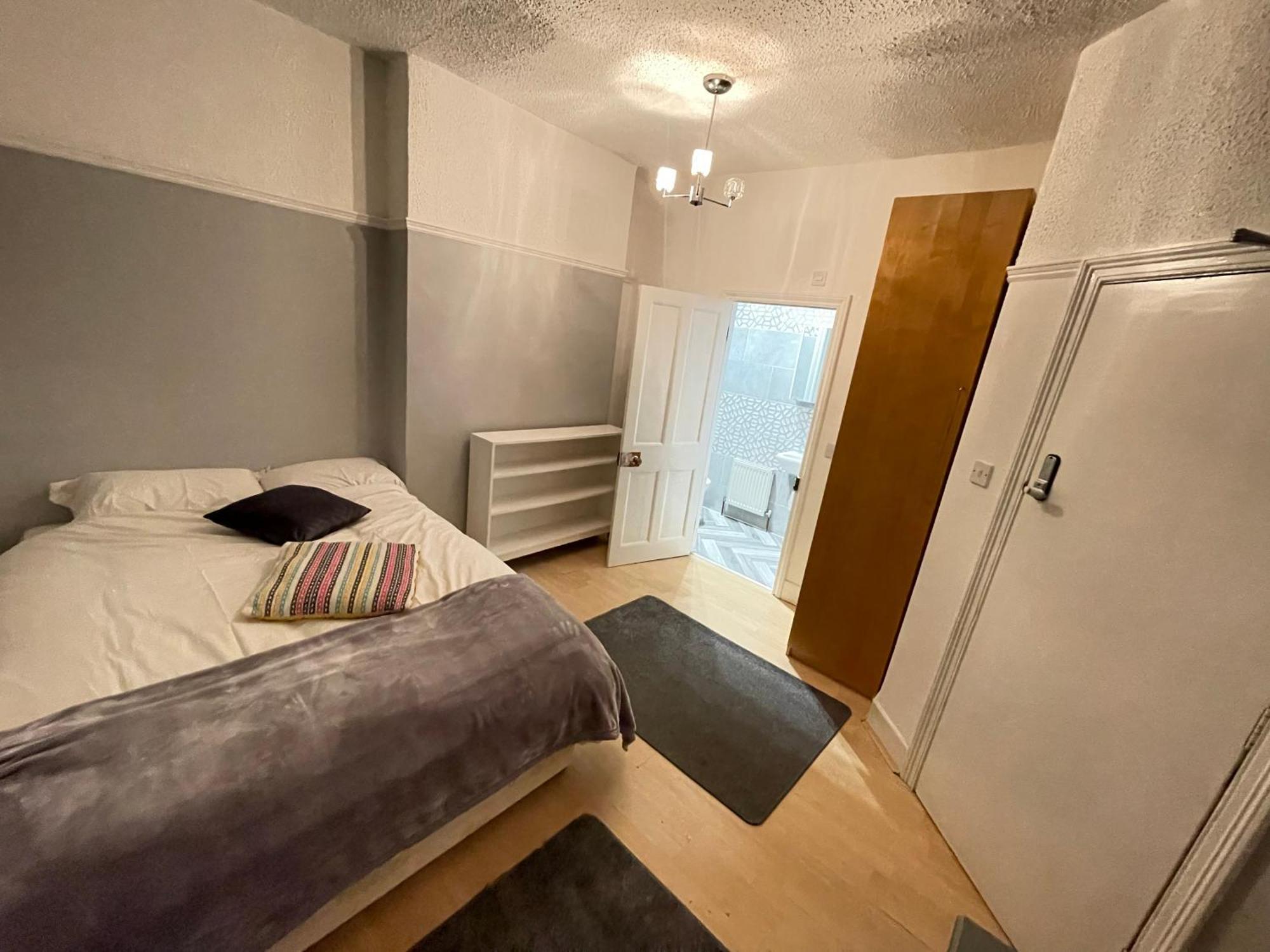 With Private Bathroom And Shared Kitchen Privat overnatting *