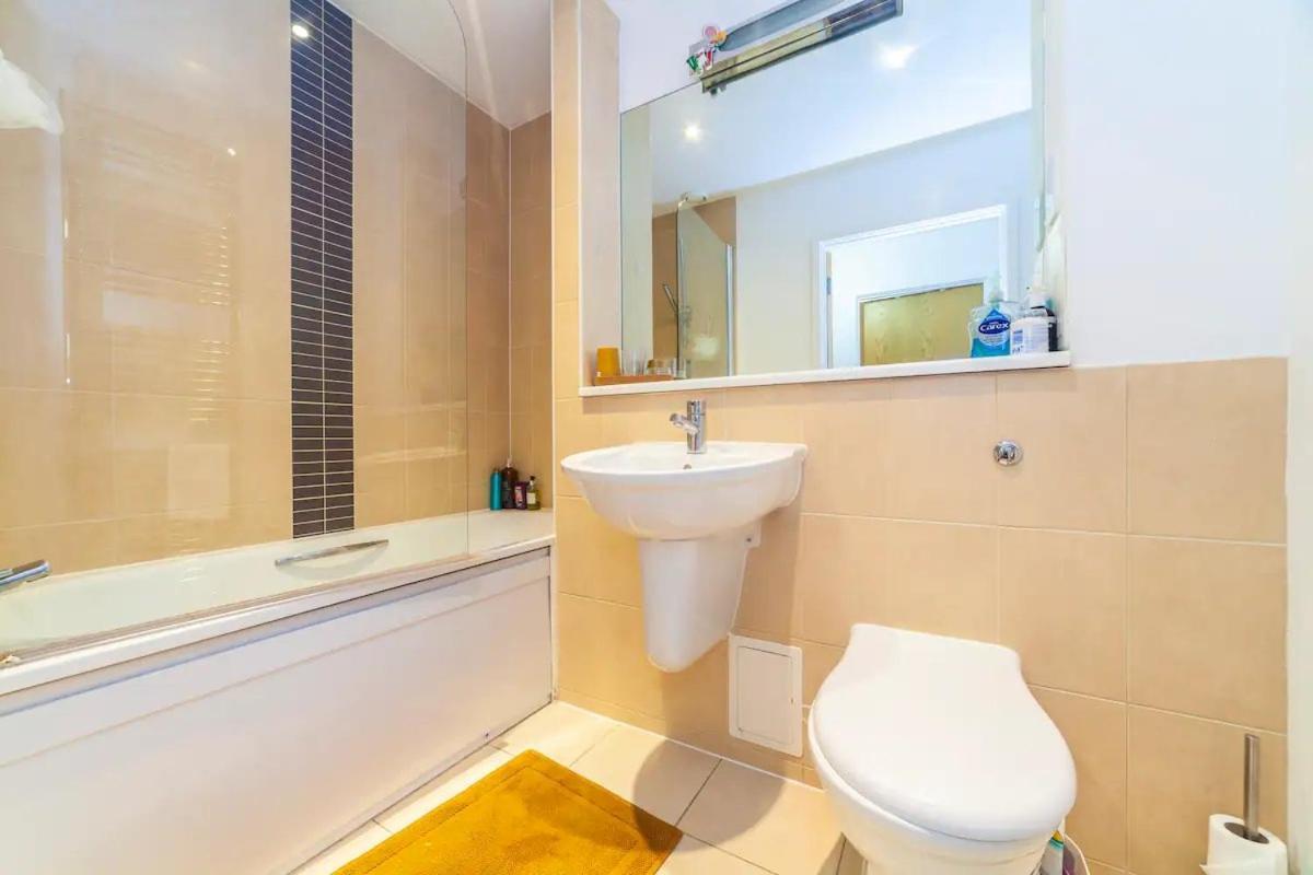 Charming 2 Bed Flat Near Greenwich Apartment *