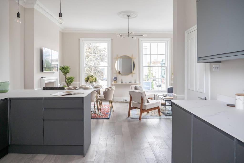 Spectacular Flat Located In Prime Notting Hill Apartment London