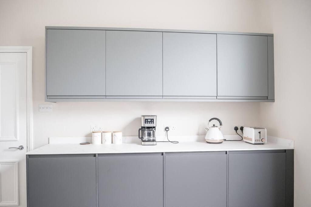 Spectacular Flat Located In Prime Notting Hill Apartment